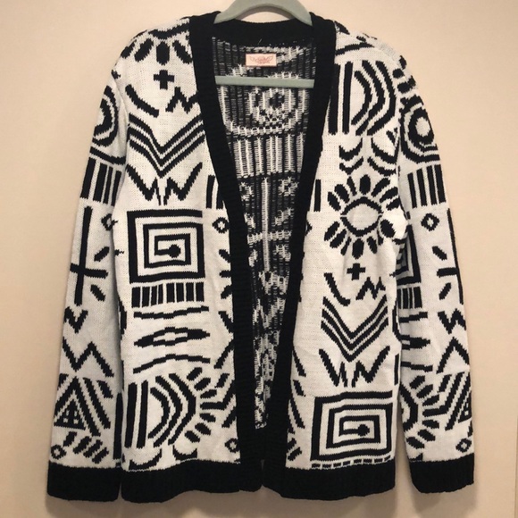 Other - 🆕Girls black/ivory Trendy Aztec pattern cardi sweater coat! Medium! Very soft!